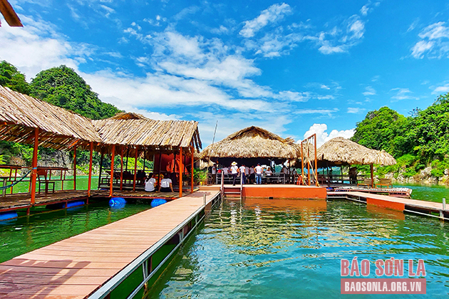 Uy Phong Bay floating restaurant