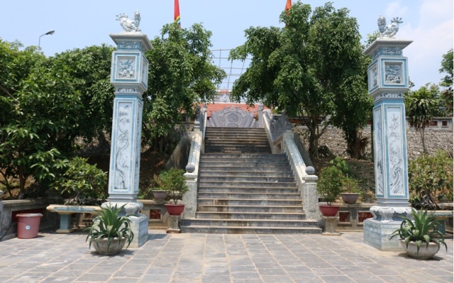 Temple of Linh Son - Thuy Tu and Lady Han